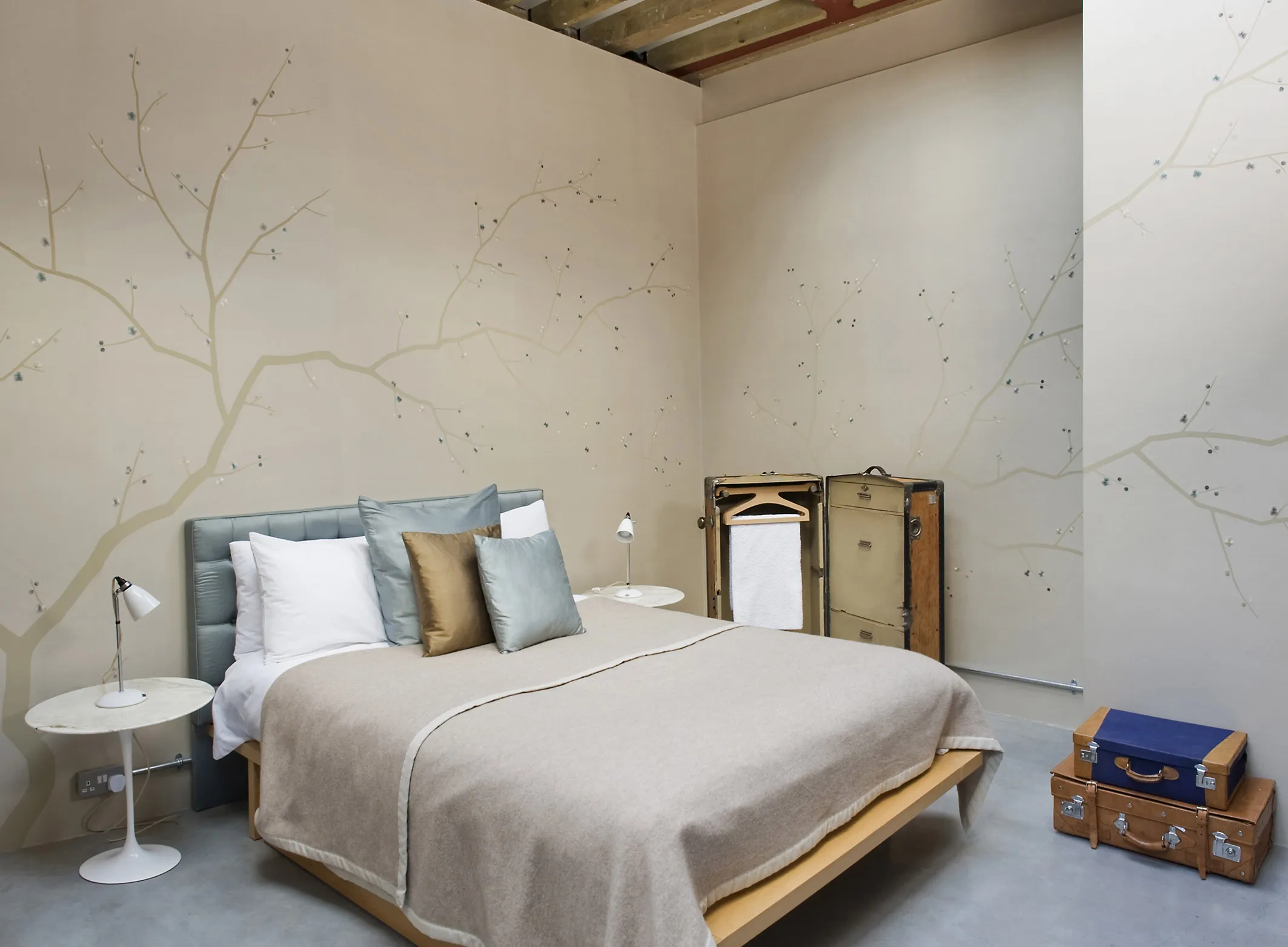 Обои для стен Fromental 20th century E003-cherry-blossom-col-8-oberon-on-platinum-silk