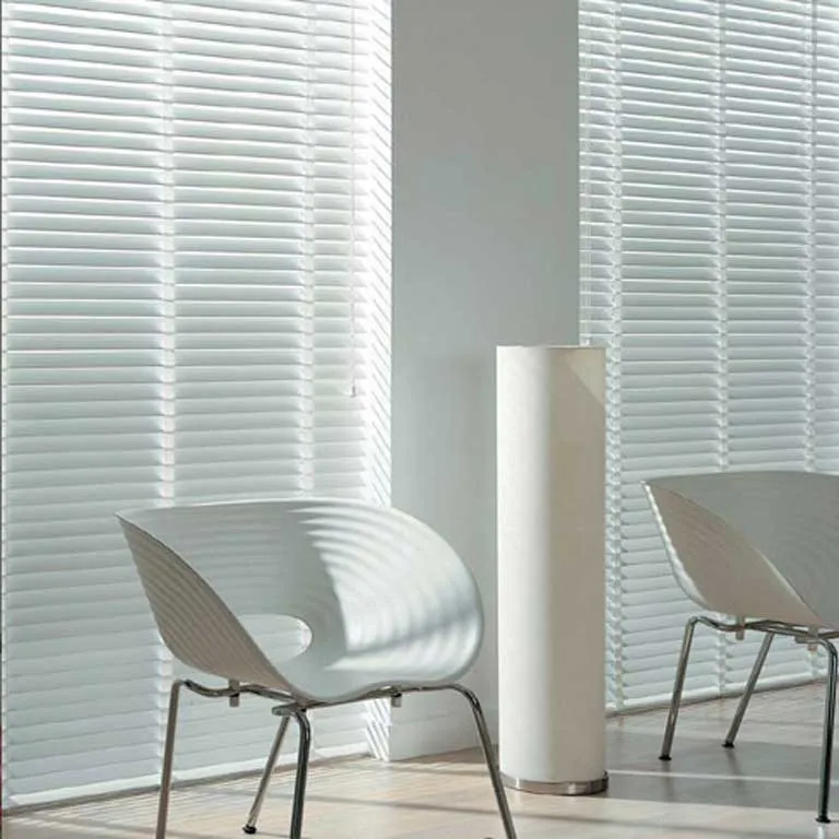 Жалюзи горизонтальные veniwood-laque-01