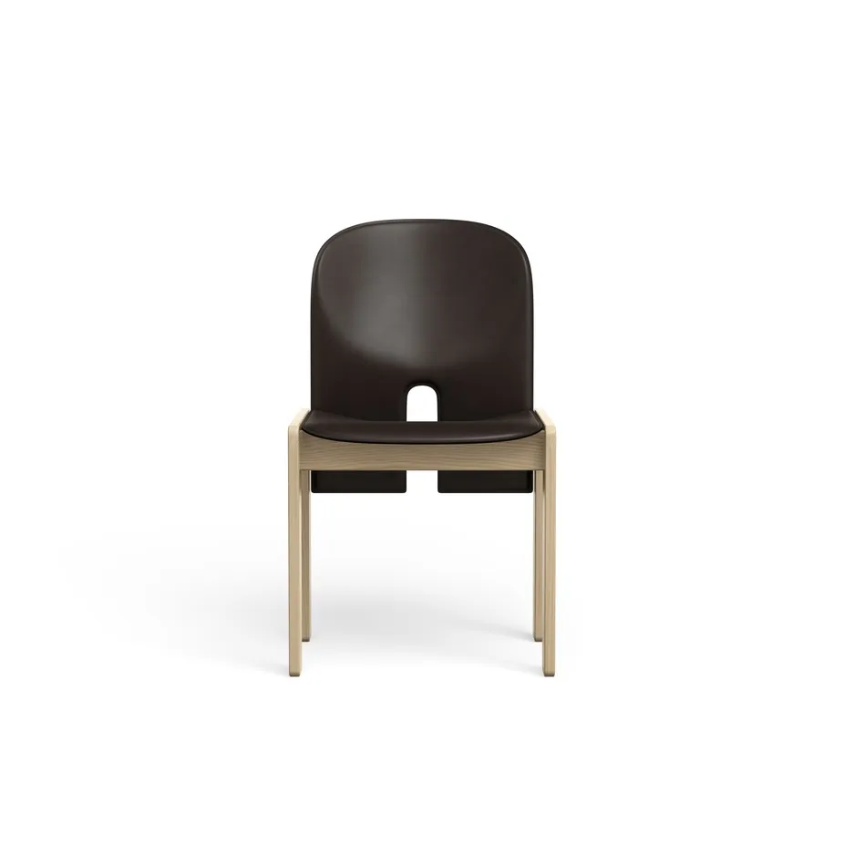 Кресло Scarpa_121_Chair_Solid_Mocca_Stained_Ash_Nero_Leather_Packshot_front