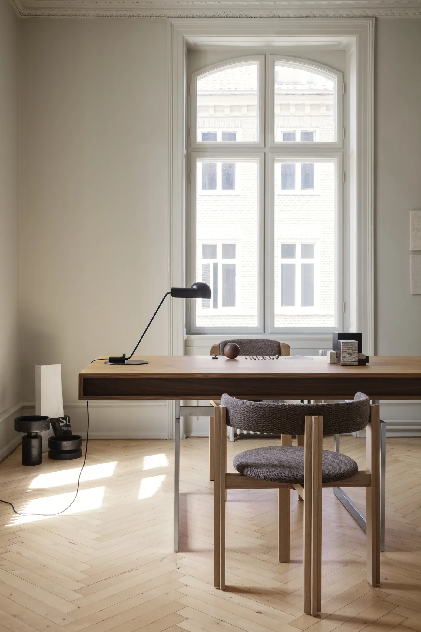 Стол Office_Desk_Steel_frame_Walnut_Packshot_Angle #4