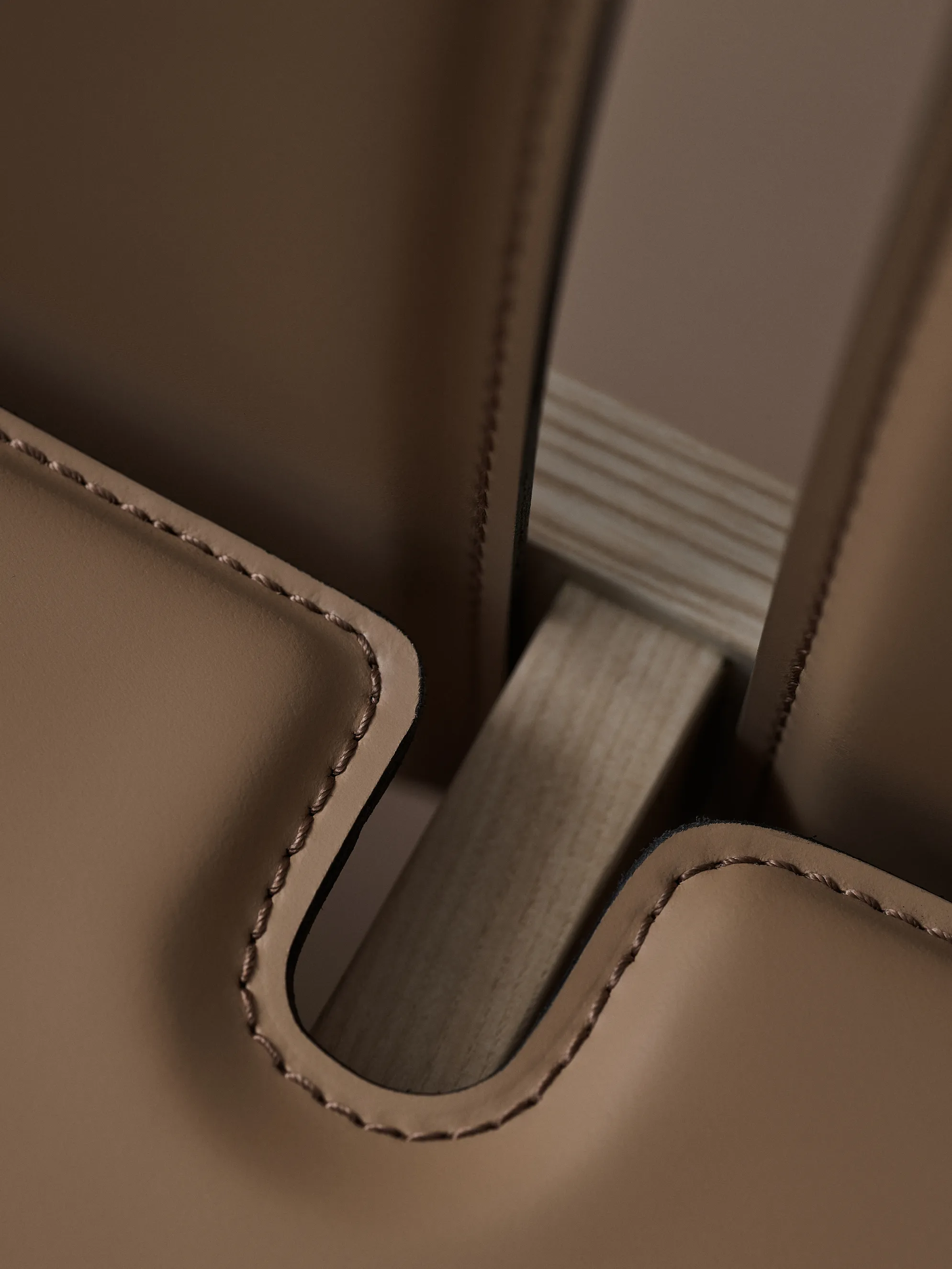 Кресло Scarpa_925_Lounge Chair_Ash_London leather_Packshot #8